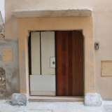 Un architrave modanato e i residui di due piedistalli, incastrati all'interno di moderne mura color salmone. Questo � ci� che rimane del portale dell'antica chiesa che ai giorni nostri ospita un'abitazione privata attualmente in restauro